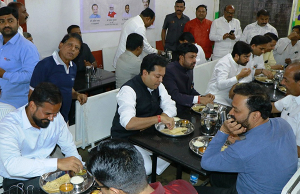 पालकमंत्री अमित देशमुख यांनी घेतलं शिवभोजन